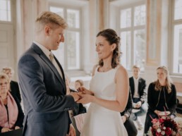 Ringtausch im Standesamt bei Herbsthochzeit in Niederbayern, fotografiert von Martina Feicht Fotografie, Passau