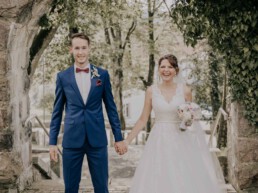 Glückliches Brautpaar nach der Trauung, bei Sommerhochzeit in Freyung, fotografiert von Martina Feicht, Hochzeitsfotografin