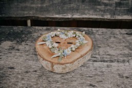 Eheringe in Holzeinfassung, bei Hochzeit in Freyung, Sommerhochzeit fotografiert von Martina Feicht, für Hochzeiten in Niederbayern und Österreich