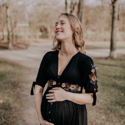 Fotos in der Schwangerschaft fotografiert von Martina Feicht Fotografie, für Portrait Shootings in Niederbayern