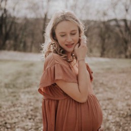 Mama mit Babybauch fotografiert von Martina Feicht Fotografie, für Portrait Shootings in Niederbayern und Österreich