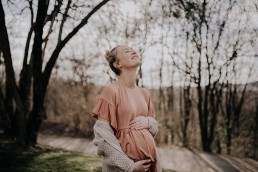 Babybauch Shooting aufgenommen von Martina Feicht Fotografie, für Portrait Shootings in Niederbayern und Österreich