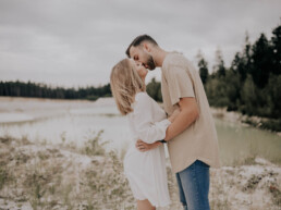 Pärchenfotos zur Verlobung im Sommer fotografiert von Martina Feicht, für Portraitshooting und Hochzeit in Passau und Österreich