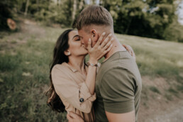 Lovestory Shoot im Frühling mit Fotografin Martina Feicht, für Hochzeiten und Portraits in Passau