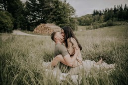 Paar in der Natur, Shooting mit Fotografin Martina Feicht, für Lovestorys und Hochzeiten in Passau