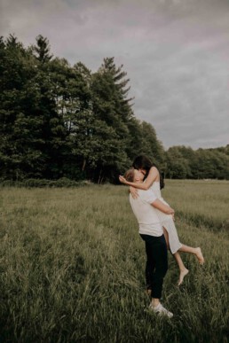 Paarshooting im Wald von Martina Feicht Fotografie, für Lovestory und Hochzeit in Passau