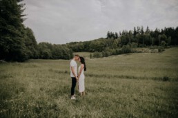 Pärchen im Grünen fotografiert von Martina Feicht Fotografie, Passau