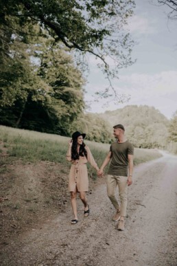 Walking together Lovestory Shoot mit Fotografin Martina Feicht, für Hochzeiten und Portraits in Passau