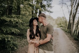 Pärchen im Wald Lovestory Shoot mit Fotografin Martina Feicht, für Hochzeiten und Portraits in Passau