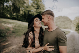 Süße Szene bei Lovestory Shoot mit Fotografin Martina Feicht, für Hochzeiten und Portraits in Passau