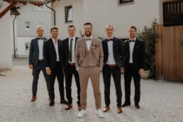 Bräutigam und seine Groommens Gruppenbild an der Hochzeitslocation von Martina Feicht Fotografie