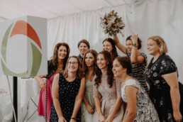 Die Mädels haben Spass mit der Fotobox in der Hochzeitslocation und werden fotografiert auf der Hochzeit des Brautpaares in Passau