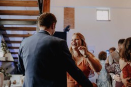 Hochzeitsgäste Tanzen auf der Tanzfläche und feiern das Brautpaar, Martina Feicht Fotografie, Passau