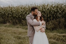 Brautpaarshooting mit dem Brautpaar in vertrauen Atmosphäre und viel Liebe mit Martina Feicht Fotografie Passau