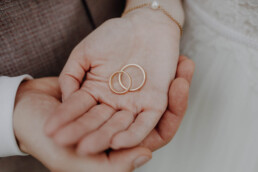 Hochzeitsringe und Eheringe werden hier in Händen gehalten in Passau von Martina Feicht Fotografie