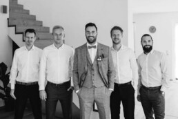 Die Freunde des Bräutigams machen ein Gruppenfoto kurz vor der Hochzeit