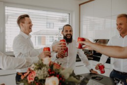 Prost und auf den Bräutigam in den eigenen 4 Wänden kurz vor der kirchlichen Hochzeit in Dingolfing