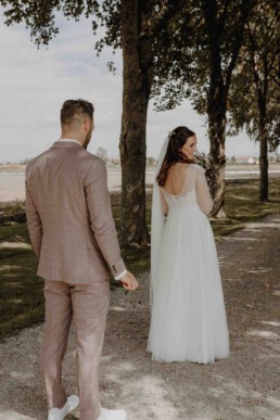 First Look am Hochzeitstag mit Braut und Bräutigam und der Bräutigam ist zu Tränen gerührt