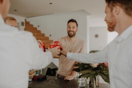 Prost und auf den Bräutigam in den eigenen 4 Wänden kurz vor der kirchlichen Hochzeit in Dingolfing