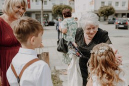 Oma streichelt Enkelkind kurz vor der Hochzeit in Passau und in Österreich