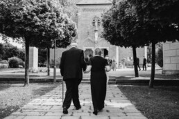 Großeltern auf den Weg in die Kirche zur Trauung fotografiert von Martina Feicht Fotografie