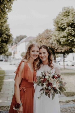 Braut und Freundin werden von der Hochzeitsfotografin Martina Feicht fotografiert in der Nähe von München