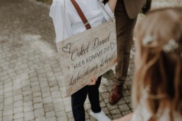 Selbstgemachtest Hochzeitsschild für die kirchliche Trauung