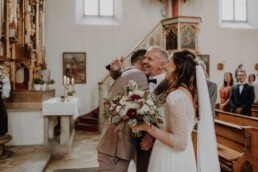 Brautvater übergibt die Braut an den Bräutigam und werden fotografiert von der Hochzeitsfotografin Martina Feicht