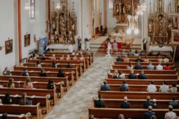 Brautpaar in Kirche fotografiert von Martina Feicht, Passau