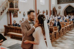 Der erste Kuss als Brautpaar in der Kirche mit Martina Feicht fotografie in Passau