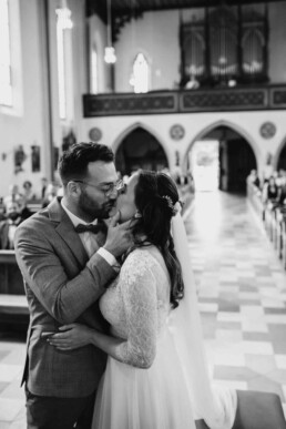 Der erste Kuss als Brautpaar in der Kirche mit Martina Feicht fotografie in Passau