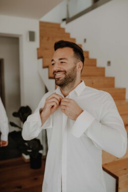 Bräutigam in seinen eigenen Haus kurz vor der großen Hochzeit in Passau und München