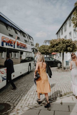 Gast steigt in den Bus zur Feierlocation nach Egglham Kulturwirt mit Martina Feicht Fotografie