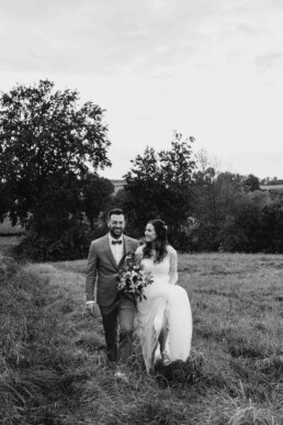 Brautpaarshooting Lovestory outdoor im Feld bei Sonnenuntergang