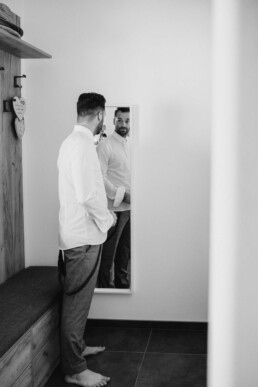 Bräutigam in seinen eigenen Haus kurz vor der großen Hochzeit in Passau und München, ein letzter Blick in den Spiegel bevor es vor den Altar geht