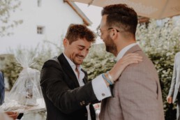 Gratulationen vom Freund des Bräutigams an der Hochzeit mit Hochzeitsfotograf Martina Feicht