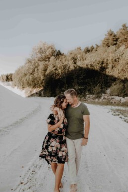 Vertraute Zweisamkeit beim Coupleshooting mit Martina Feicht Fotografie