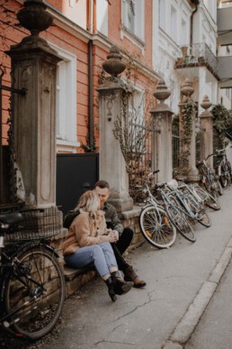 Urbanes Paarshooting in Bayern fotografiert von Martina Feicht Fotografie