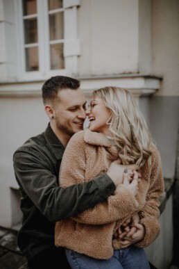 Urbanes Paarshooting in Bayern fotografiert von Martina Feicht Fotografie