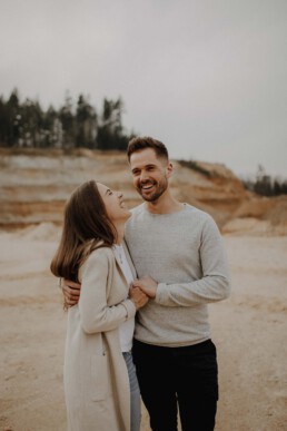 Viel Spass und Freude beim Coupleshooting mit der Lovestory im Kieswerk bei Passau