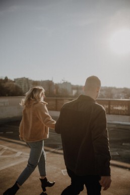 Sonnenuntergang beim Paarshooting Passau auf dem Parkdeck fotografiert von Martina Feicht Fotografie