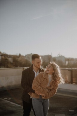 Sonnenuntergang beim Paarshooting Passau auf dem Parkdeck fotografiert von Martina Feicht Fotografie