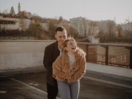 Sonnenuntergang beim Paarshooting Passau auf dem Parkdeck fotografiert von Martina Feicht Fotografie