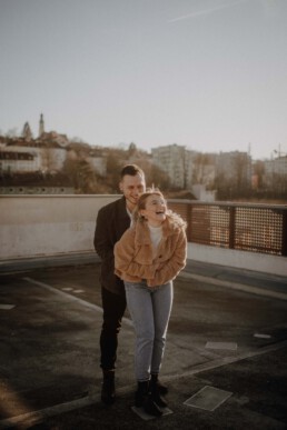 Sonnenuntergang beim Paarshooting Passau auf dem Parkdeck fotografiert von Martina Feicht Fotografie