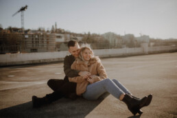 Sonnenuntergang beim Paarshooting Passau auf dem Parkdeck fotografiert von Martina Feicht Fotografie