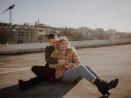 Sonnenuntergang beim Paarshooting Passau auf dem Parkdeck fotografiert von Martina Feicht Fotografie