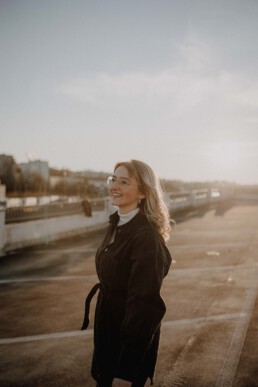 Sonnenuntergang beim Paarshooting Passau auf dem Parkdeck fotografiert von Martina Feicht Fotografie