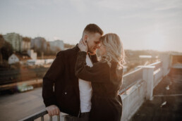 Sonnenuntergang beim Paarshooting Passau auf dem Parkdeck fotografiert von Martina Feicht Fotografie