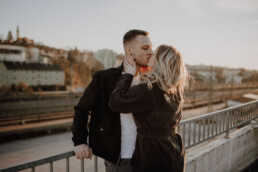 Sonnenuntergang beim Paarshooting Passau auf dem Parkdeck fotografiert von Martina Feicht Fotografie