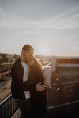 Sonnenuntergang beim Paarshooting Passau auf dem Parkdeck fotografiert von Martina Feicht Fotografie